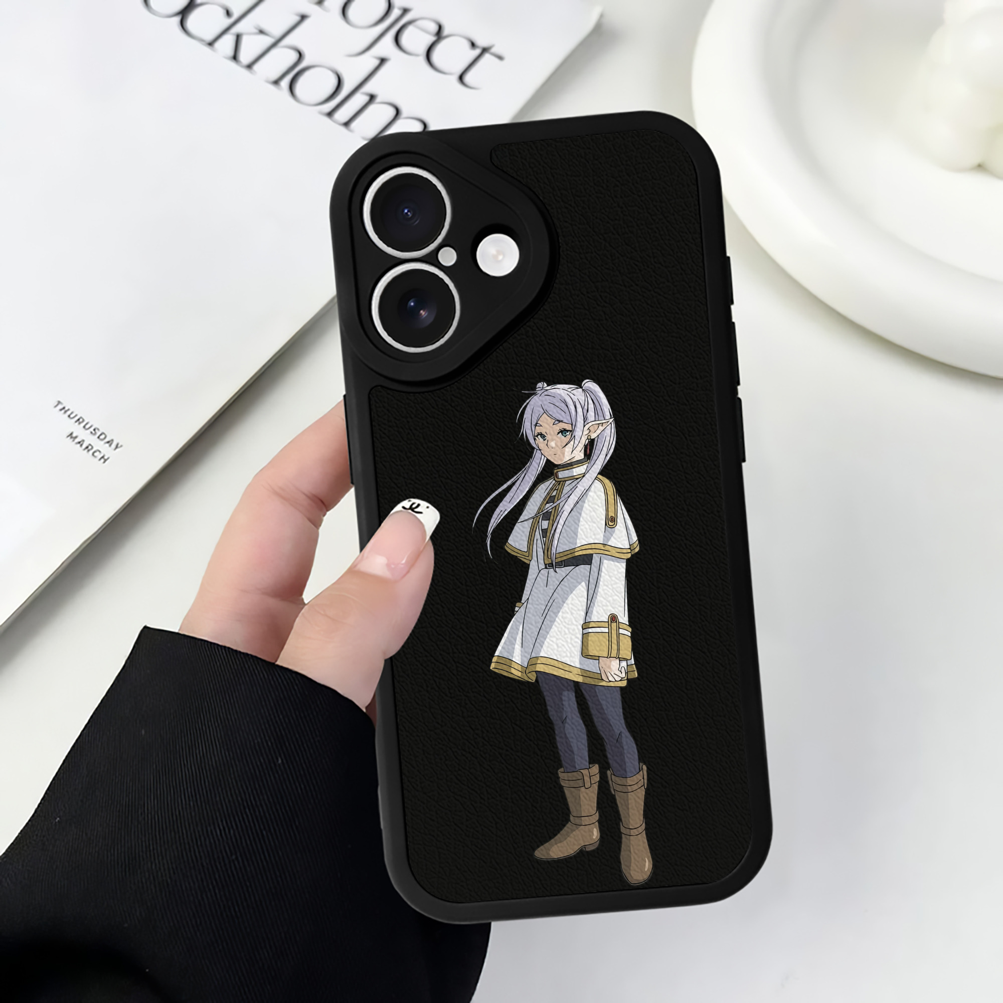 （画像用） 葬送のフリーレン Frieren 【iPhone 16シリーズ対応】シリコンスマホケース（レザー調） 材質：シリコン